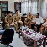Warga dari Desa Batah Barat saat audiensi dengan Inspektorat Bangkalan terkait pembangunan wilayahnya.