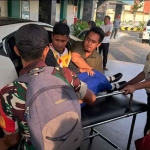 Salah satu siswa SMKN Palang saat dibawa ke IGD RSUD Dr. R. Koesma Tuban. Foto: AHMAD CHOIRUDIN/ BANGSAONLINE