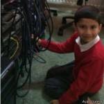 ?Ayan membangun sendiri jaringan komputer di rumahnya. Foto:repro bbc