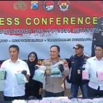Kapolrestabes Surabaya bersama Kasat Narkoba menunjukkan barang bukti hasil tangkapan dari pengedar narkoba. 