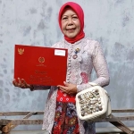 Guru MAN 2 Pamekasan, Chandra Kirana, saat menerima penghargaan Satyalancana Karya Satya dari Presiden Prabowo.
