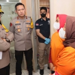 Kapolres Metro Jakarta Utara, Kombes Pol Gidion Arif Setyawan dan Kapolsek Kelapa Gading Kompol Maulana saat berbicara dengan dua tersangka praktik aborsi ilegal di sebuah apartemen kawasan Kelapa Gading.
