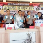 AKBP Sigit Dany Setiyono, saat menggelar press rilis hasil Oprasi Sikat Semeru 2017. foto: MURSIDI/ BANGSAONLINE