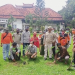 Sekjen FPRB Jawa Timur, Sudarmanto sedang melakukan penghijauan di area Bakorwil IX Madura.