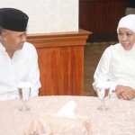 Pangkoarmada II Laksda TNI Mintoro Yulianto berbincang bersama Gubernur Jatim Khofifah Indar Parawansa.