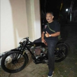 Ketua Umum RR Putut Guritno bangga bersama motor tuanya.