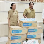 Bupati Blitar Rijanto memberikan keterangan saat memberangkatkan bantuan 10 ribu masker ke Hongkong.