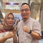 Anis Ambiyo Putri (kiri) bersama Bakal Cabup Gerindra Gresik Asluchul Alif saat menghadiri tumpeng nasi krawu raksasa. Foto: SYUHUD/ BANGSAONLINE