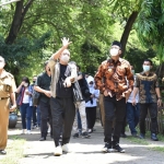 Bupati Ahmad Muhdlor bersama Andra Matin meninjau Alun-alun Sidoarjo, Senin (5/4/2021). foto istimewa