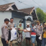 Kapolsek Beji, Kompol Sukiyanto saat membagikan bansos bersama Pemdes Kedungringin.
