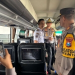 Kasat Lantas Sumenep AKP Beny Kuncoro saat melakukan uji kelayakan angkutan umum 