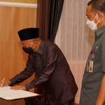 Bupati Sumenep Dr. K.H. A. Busyro Karim, M.Si., saat serah terima jabatan (sertijab) kepada Pelaksana Harian (Plh) Bupati Sumenep Ir. Edy Rasiyadi, M.Si., di Rumah Dinas Bupati Sumenep, Rabu (17/2/2021).