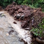 Kondisi tangkis/tanggul sungai di Desa Joho Kecamatan Semen yang ambrol usai diterjang banjir. Foto: Ist.