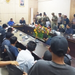 Hearing antara puluhan buruh PDP Kahyangan dengan Komisi C DPRD Jember.