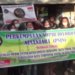 Para sopir mengampanyekan larangan mudik untuk mendukung kebijakan pemerintah. (foto: ist.)