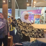 Gubernur Jatim Khofifah Indar Parawansa saat mengunjungi salah satu stand di Jatim Fest. Foto: DEVI FITRI AFRIYANTI/ BANGSAONLINE