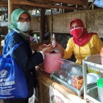 Mahasiswa KKN Angkatan 62 Universitas Airlangga Surabaya saat membagikan hand sanitizer dan masker. (foto: ist).