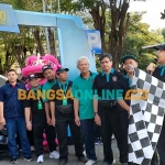 Ketua Yayasan Bina Cendikia Muslim Pancasila, Rinto Harno, bersama Rektor Uniska, Bambang Yulianto (pegang mik), dan Dekan Fakultas Hukum Uniska, Zainal Arifin, saat memberangkatkan peserta jalan sehat. Foto: MUJI HARJITA/ BANGSAONLINE