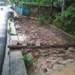 Kondisi drainase yang tersumbat sampah.