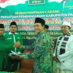 Badrut Tamam saat mengambil formulir pendaftaran di DPC PPP Pamekasan.