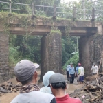 Warga Besowo kerja bakti memasang bronjong di sekitar Jembatan Kalitengah yang tergerus banjir. (ist.)