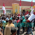 Ratusan massa saat unjuk rasa di Kantor BPN Banyuwangi. foto: TEGUH/ BANGSAONLINE