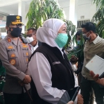 Gubernur Jatim Khofifah Indar Parawansa didampingi Kapolda Jawa Timur Irjen Pol. Nico Afinta saat memberi keterangan kepada wartawan. (foto: ist)