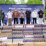 Acara pemusnahan BB rokok ilegal di TPA Angsana kecamatan Proppo Kabupaten Pamekasan. 