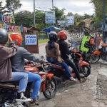 Sejumlah pengunjung Gunung Kelud tertahan di pintu gerbang lokasi wisata. Mereka harus putar balik karena Wisata Gunung Kelud masih tutup.