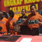 Tersangka pencurian motor, penadah, dan barang bukti saat dirilis di Mapolres Sidoarjo.