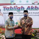 Bupati Kediri, Hanindhito Himawan Pramana (kanan), bersama Ketua Umum PP Muhammadiyah, Haedar Nashir. Foto: Ist