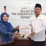 Ketua Bulan Dana PMI, Sudiono Fauzan, saat penandatanganan kesepahaman dengan UPT Dinas Pendidikan Jawa Timur.
