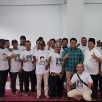 Triputro Utomo (empat dari kanan) dan Syahrul Munir (baju kotak-kotak) saat menyapa relawan. Foto: Ist.
