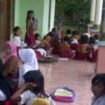 Demi Keselataman, Siswa SDN 2 Kotah belajar terpaksa diteras rumah warga. foto: Bahri/BangsaOnline.com