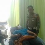 Petugas bersama korban kecelakaan di Sidoarjo.