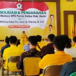 Sarmuji saat memberi pengarahan kepada para kader Golkar di Kantor DPD Partai Golkar Kabupaten Kediri.