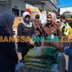 Kajari Kabupaten Kediri, Ismaya Hera Wardanie, bersama Kepala Dinas Ketahan Pangan dan Peternakan Kabupaten Kediri, Tutik Purwaningsih, saat meninjau stan Bulog. Foto: MUJI HARJITA/BANGSAONLINE