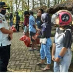 Tampak petugas saat memberikan peringatan kepada warga yang kedapatan tidak menggunakan masker.