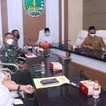 Wali Kota Pasuruan Saifullah Yusuf bersama Wawali Adi Wibowo dan Forkopimda mengikuti rakor membahas lonjakan pasien Covid-19 bersama Wapres dan Menteri Kabinet.