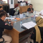 Ketua dan Komisioner KPU Gresik ketika menggelar pleno penetapan paslon. foto: SYUHUD/ BANGSAONLINE