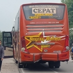 Bus yang ditabrak di bagian belakang oleh pengendara motor.