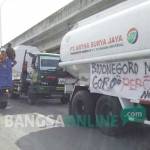 Aksi para supir sambil membawa truk tangki saat menuju lokasi migas Banyu Urip Blok Cepu. foto: eki nurhadi/ BANGSANOLINE
