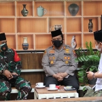 Dari kiri: Dandim 0809 Kediri Letkol Inf. Ruly Eko Suryawan, Kapolres Kediri Kota AKBP Wahyudi, dan Ketua PCNU Kota Kediri yang juga selaku Ketua Dewan Masjid Indonesia (DMI) Kota Kediri K.H. Abu Bakar Abdul Jalil. (foto: ist)