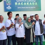 Nurochman (tengah pakai rompi) berpose bersama usai mendaftar Bacawali Kota Batu di kantor DPC PKB Jumat (21/6/2024).