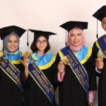 Inilah para wisudawan terbaik Stikosa-AWS yang diwisuda pada Sabtu (4/12/2021). Foto: ist