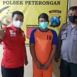 Pelaku (tengah) saat diamankan polisi beserta barang bukti.