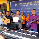 Wakapolres Blitar Kota I Gede Suartika menunjukkan alat musik yang dicuri para pelaku.