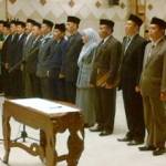 Bupati, Sambari HR ketika memutasi pejabat. (syuhud/BANGSAONLINE)