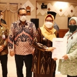 Wakil Bupati Gresik Aminatun Habibah menyerahkan Surat Keputusan (SK) Kenaikan Pangkat Pegawai Negeri Sipil (PNS) kepada perwakilan PNS Pemkab Gresik. 