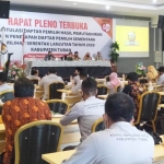 Rapat pleno terbuka KPU dengan jajaran Panitia Pemilihan Kecamatan (PPK) yang sedianya membahas penetapan DPHP, akhirnya ditunda.